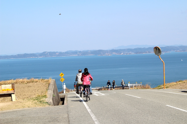 最高に気持ちイイ、女の離島旅。自転車で豊島をグルリ一周するイロハ