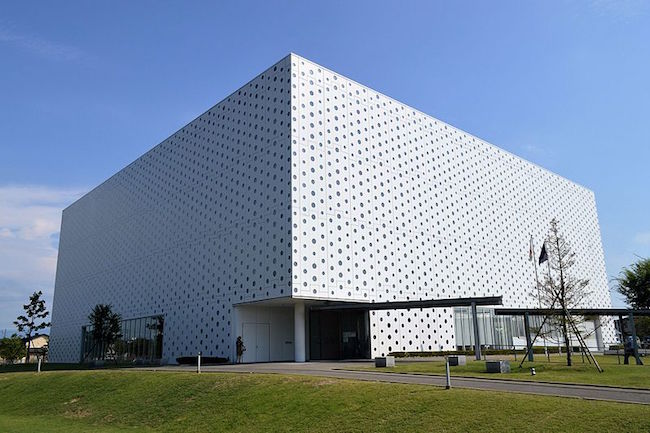 800px-Kanazawa_Umimirai_Library_exterior_ac_(4)