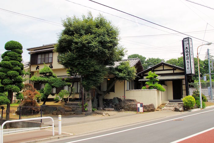 近隣には、大仏そばという名前の日本料理屋さんもあります。大仏由来のお料理が食べられるのでしょうか？