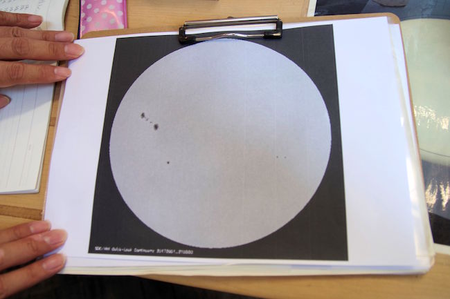 第一赤道儀室の望遠鏡で投影される太陽の様子